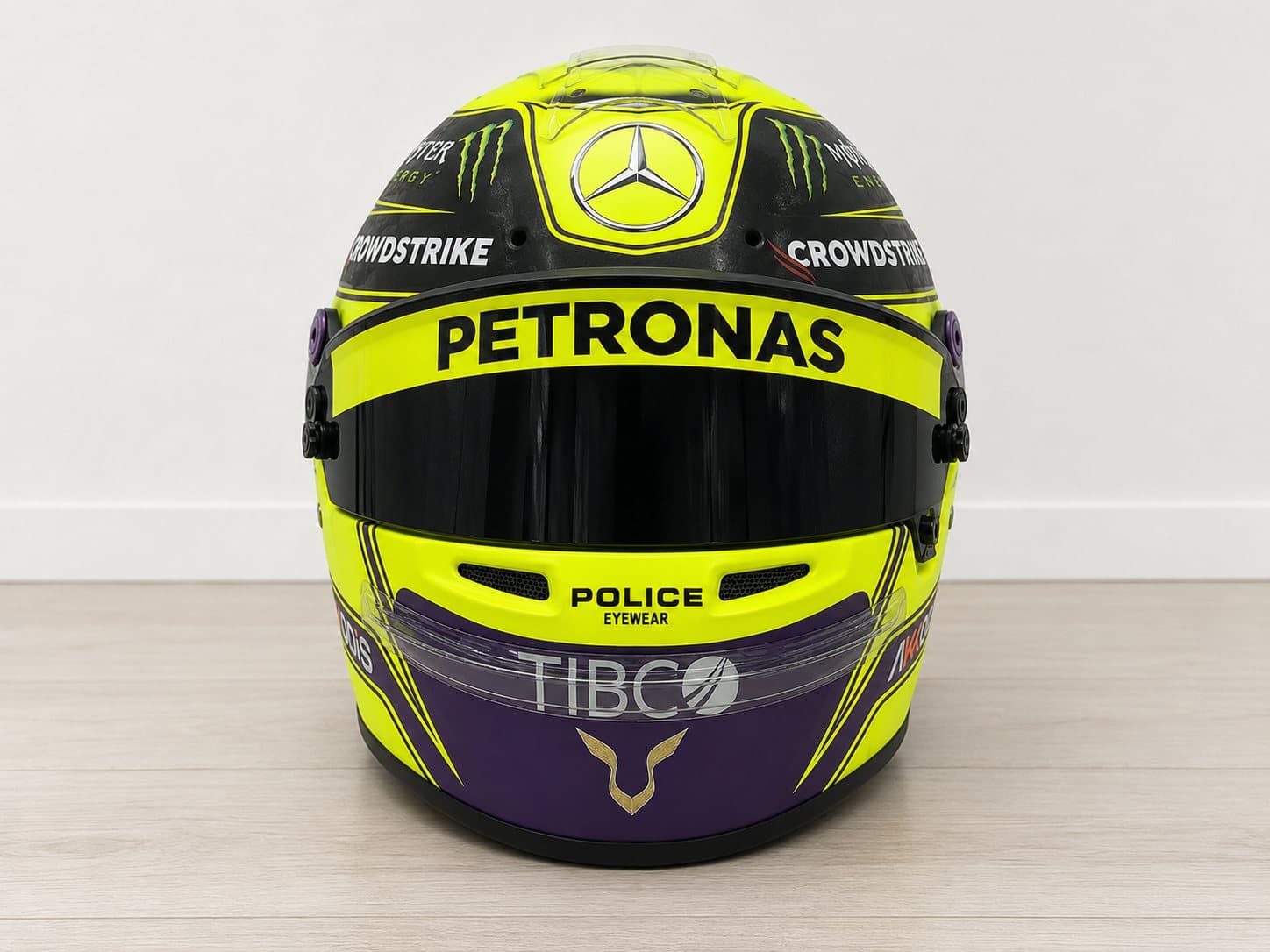 Casque Lewis Hamilton Mercedes 2022 – vue de face