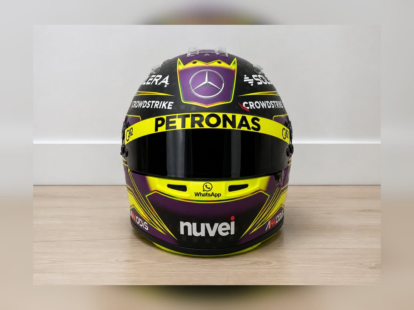 Casque Lewis Hamilton Mercedes 2024 – vue de face
