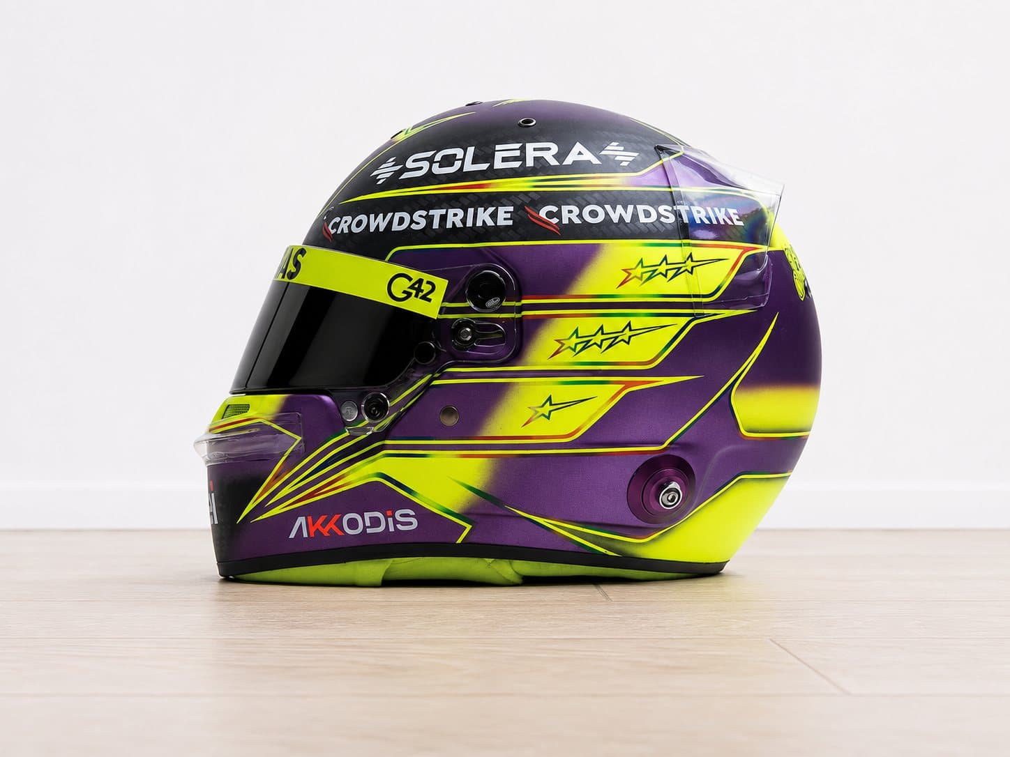 Casque Lewis Hamilton Mercedes 2024 – profil gauche