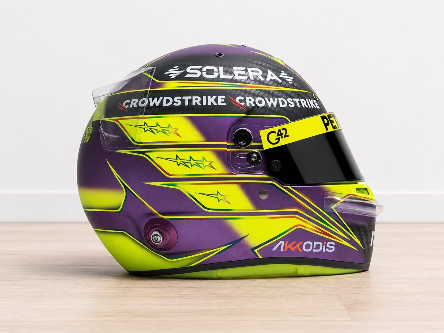 Casque Lewis Hamilton Mercedes 2024 – profil droit